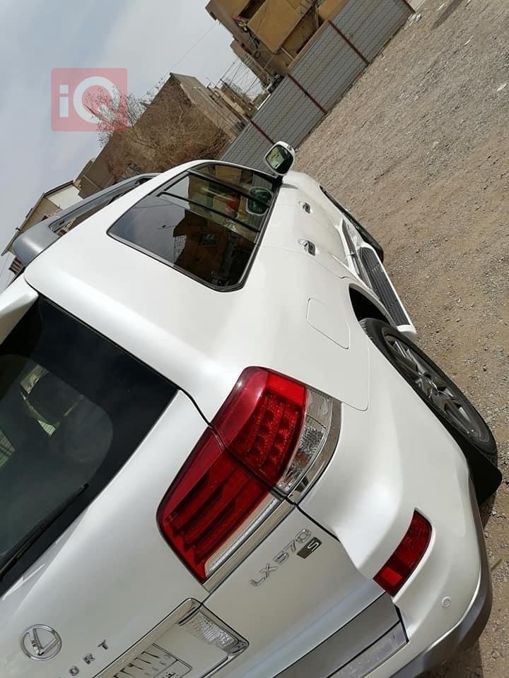 لێکزس LX